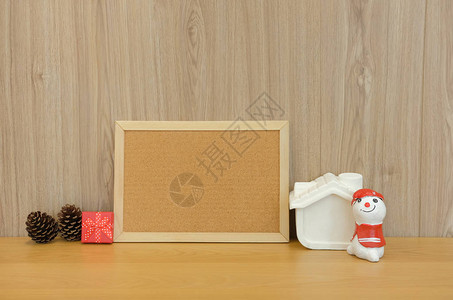 雪人家的小型礼品盒在木制桌子上圣诞图片