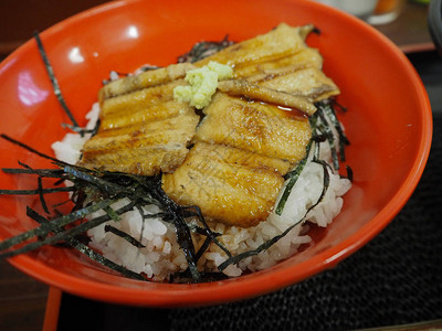 美味的日本料理米饭和拉面图片