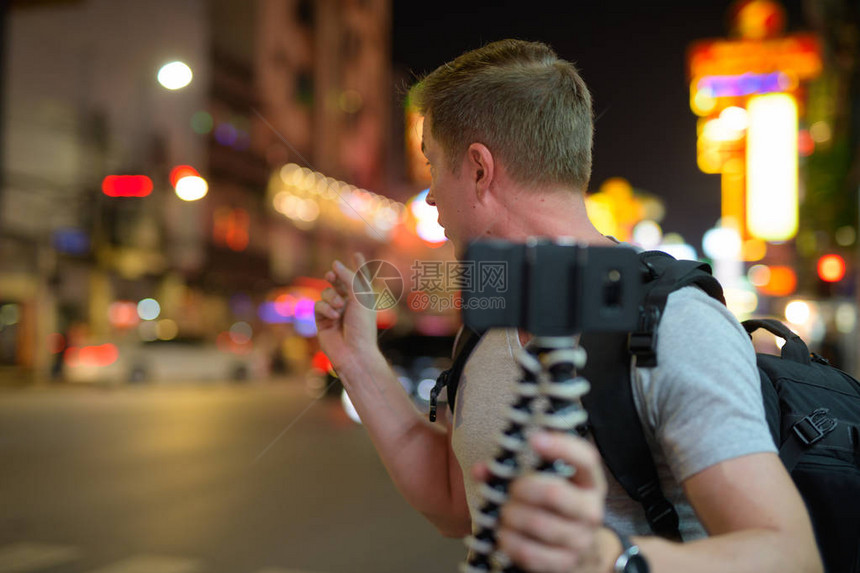 晚上在曼谷唐人街的大街上对年轻英俊旅图片