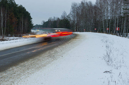 冬季路轮转车速快的图片