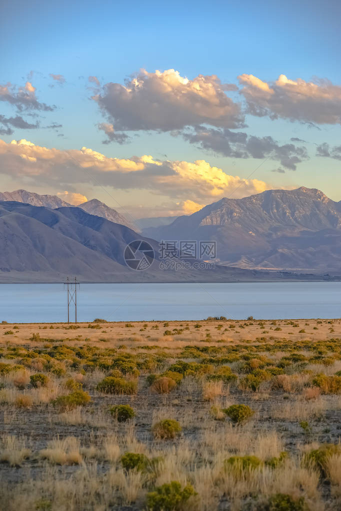 与山和天空在犹他湖的美丽景色美丽的风景与雄伟的山脉和壮丽的天空在犹他湖超出草湖岸边多云的天空在日落时散发图片