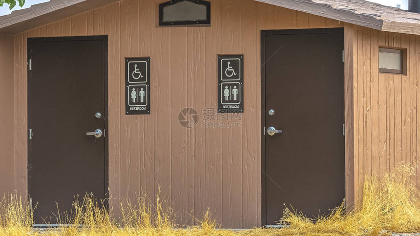 犹他州普罗沃带男女通用厕所标志的厕所图片