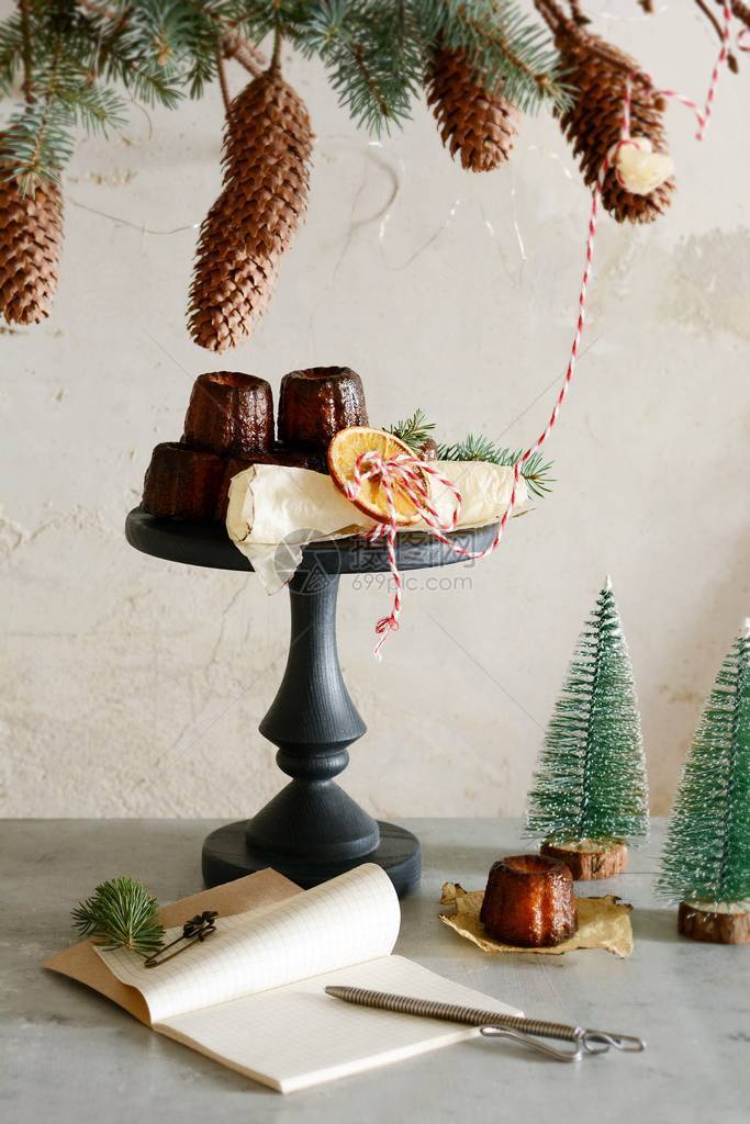 假日餐桌上的传统法式甜点甘蔗蛋糕图片