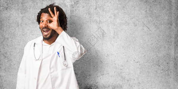 英俊的非洲美籍医生欢乐和自信地做正确手势兴奋和尖叫认可和成功的概念图片