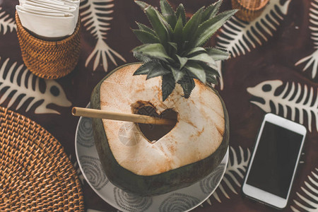 餐厅桌上的椰子和智能手机图片
