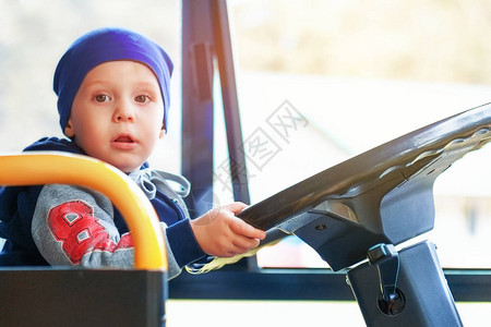 一个小男孩驾驶一辆大巴士图片