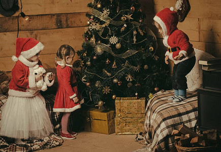 圣诞树上的圣诞老人孩子寒假和期圣诞派对庆祝图片
