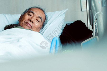 病床上的老年患者图片