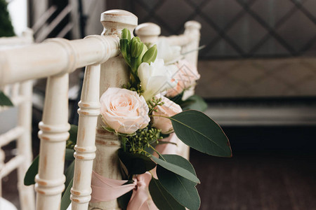 用鲜花装饰的椅子婚礼风格图片