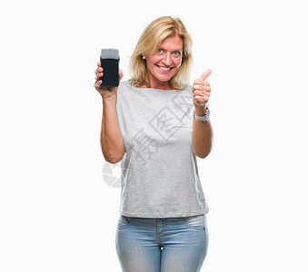 中年金发女在孤立的背景下显示智能手机的空白屏幕图片