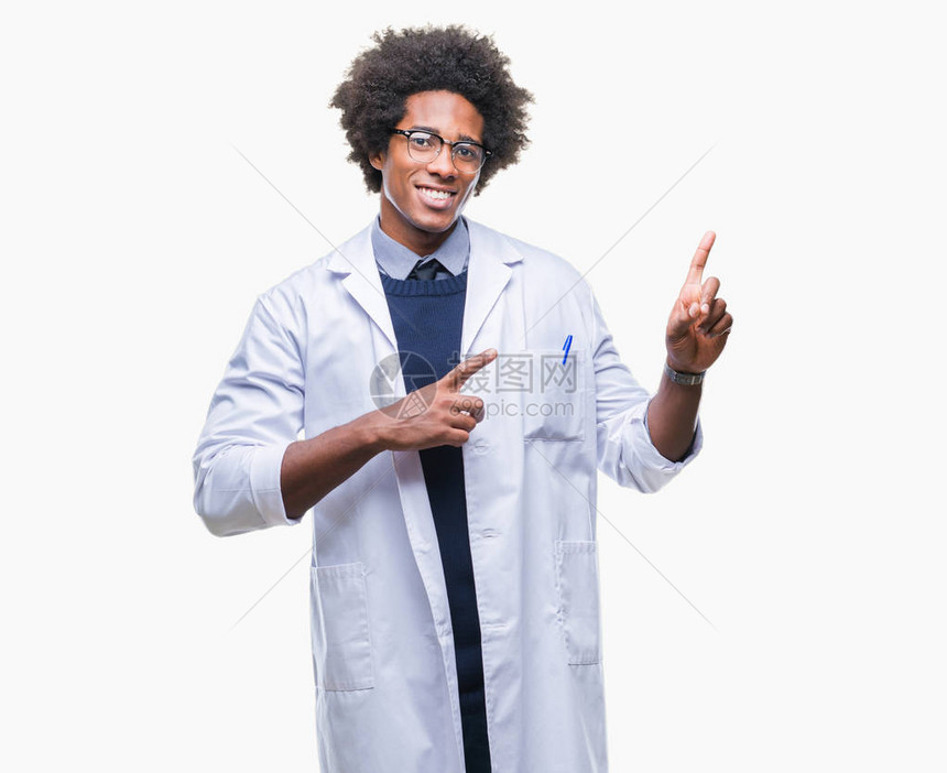非裔美国医生科学家男子笑着看镜头图片