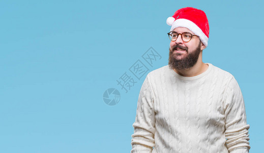 身戴圣诞帽和眼镜的年轻天主教男子与孤立隔绝地站在一边背景图片