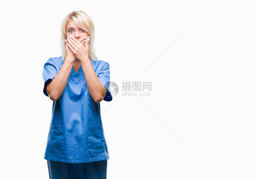 年轻美丽的金发女护士与世隔绝的背景震惊地用手遮住嘴误入歧途图片