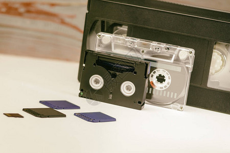 视频有大小用于录制视频的存储卡完美视频存储技术的概念在白色背景上没有背景图片