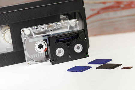 视频有大小用于录制视频的存储卡完美视频存储技术的概念在白色背景上没有背景图片