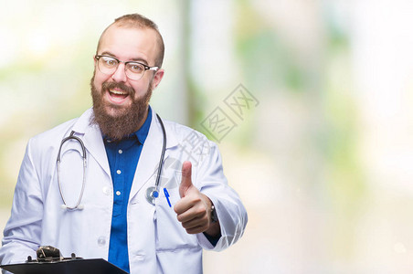 年轻的医生拿着剪贴板在与世隔绝的背景下高兴地笑着做好的手势图片