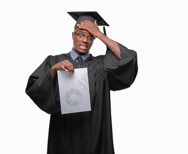 年轻毕业的非洲裔美国人在与世隔绝的背景下持有空白纸学位图片