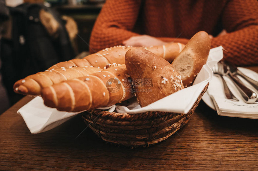 面包篮手工业面包和滚图片