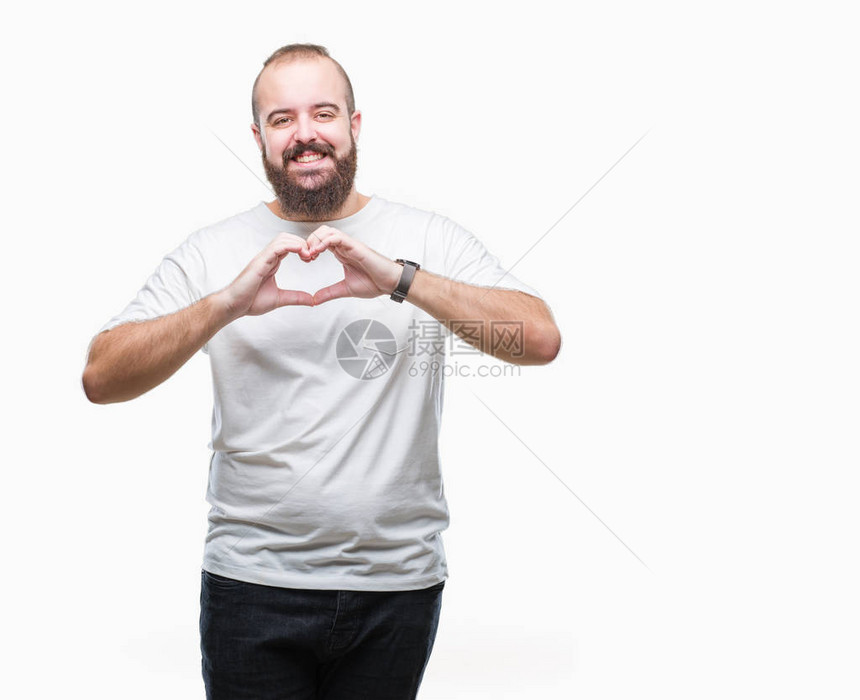 穿着临时T恤的年轻caucasian时装男子在孤立的背景中笑着爱图片