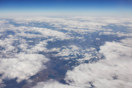 从飞机窗看蓝天和云顶自然背景背景图片