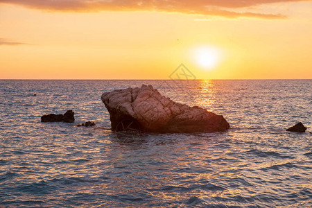 塞浦路斯帕福斯PetratouRomiou附近海滩的美丽的夕阳景色图片