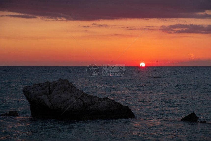 塞浦路斯帕福斯PetratouRomiou附近海滩的美丽的夕阳景色图片