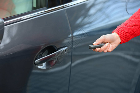女人用遥控钥匙打开车门的特写镜头图片