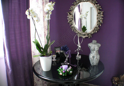 紫色蜡烛配装饰品图片