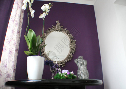紫色蜡烛配新年装饰品图片