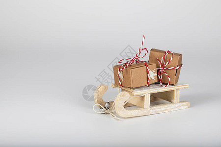 小装饰的木雪橇圣诞礼物在灰色背图片