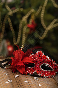 圣诞树下的狂欢节面具特写背景图片