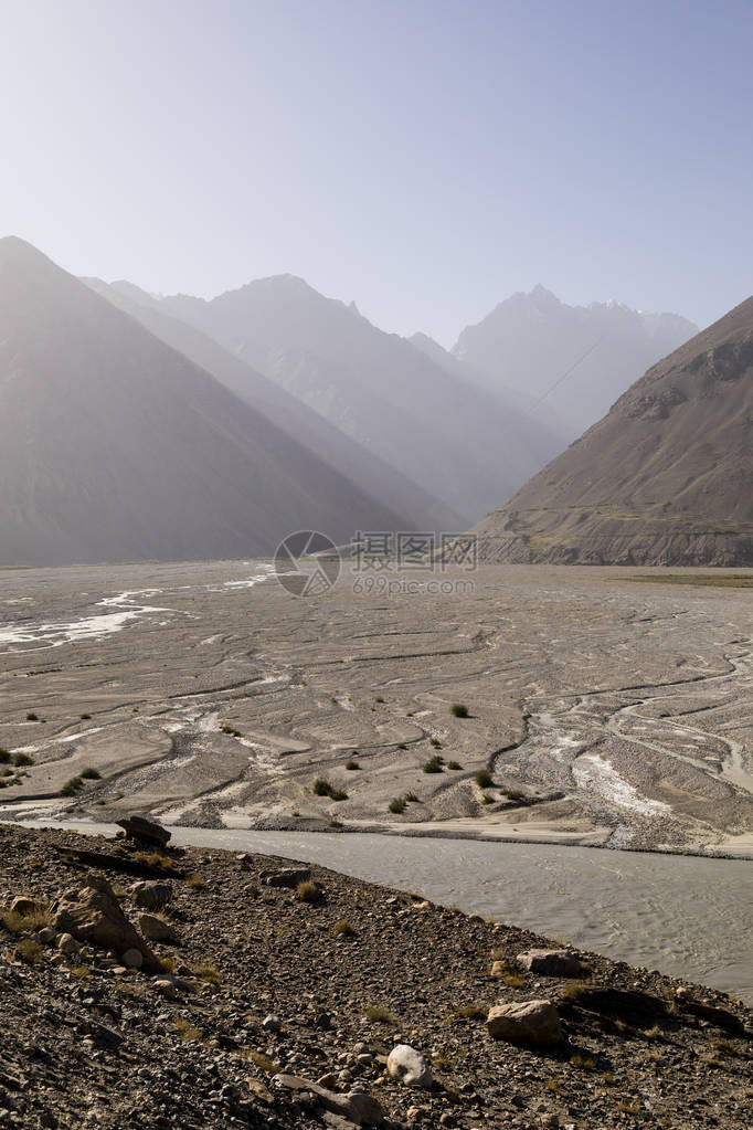 塔吉克斯坦的瓦坎河谷上方是阿富汗图片