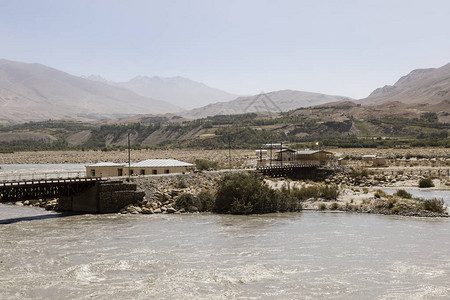 塔吉克斯坦和阿富汗与Ishkoshim附近Panj图片