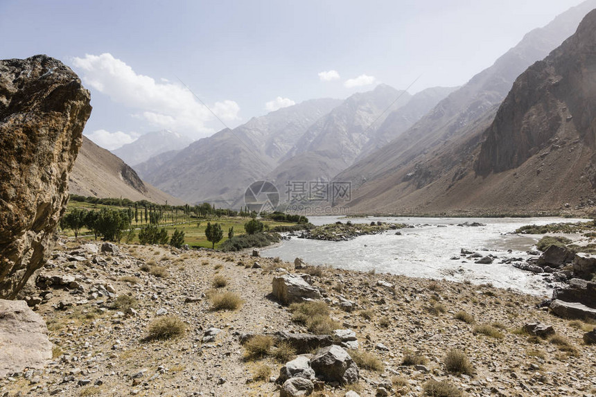 位于Wakhan河谷的Panj河边图片