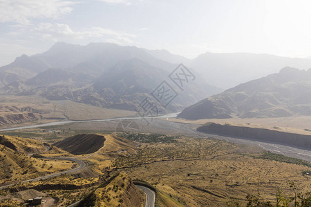 塔吉克卡玛尔Kamar的地貌景观照片中间的山谷是传说中的帕米尔高图片