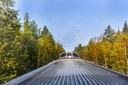 加拿大列车在晴天穿越加拿大森林的高处图片