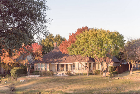 美国得克萨斯州达拉斯附近的高尔夫球场对豪宅风格房屋的后院景色图片