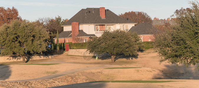 在美国得克萨斯州达拉斯附近的高尔夫球场旁看豪宅风格房子的后院全景图片