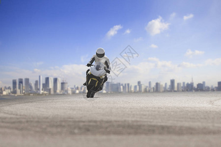 乘坐大型摩托车在沥青高速公路上搭乘大摩托车高清图片