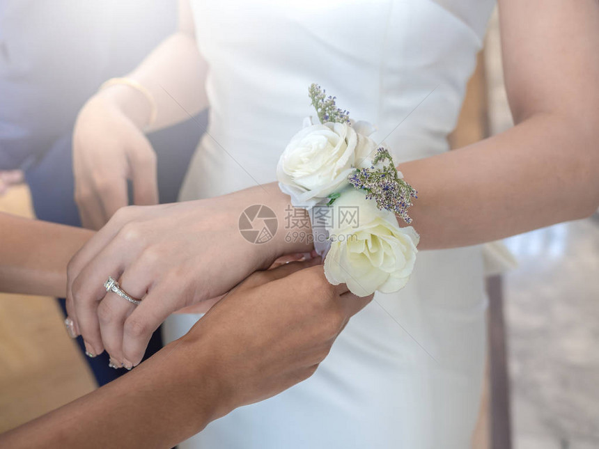妇女在婚前用手把白玫瑰花链图片