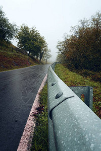 山林中的道路和树木以及山图片