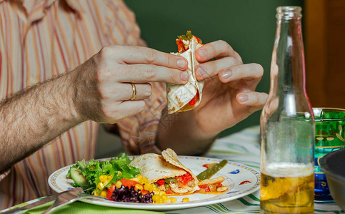 人类用手吃墨西哥面粉图片