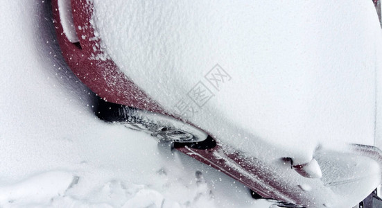 冬季轮胎雪路上的汽车轮胎在雪图片