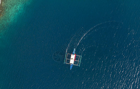 菲律宾Palawan附近蓝水中船图片