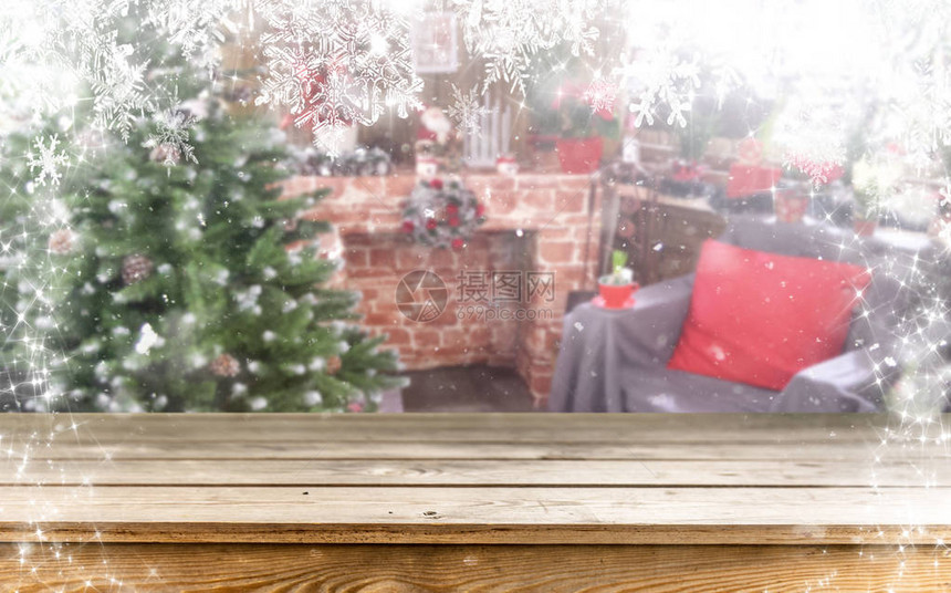 圣诞背景的空木桌图片