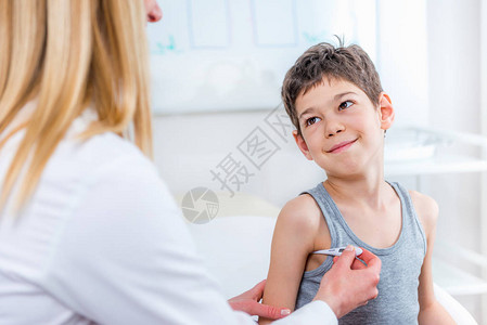 儿科医生测量男孩的体温图片
