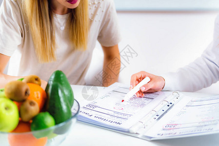 在办公室咨询的营养饮食和女病人医生营养学图片