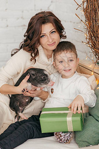 美丽的小男孩和妈在圣诞内图片