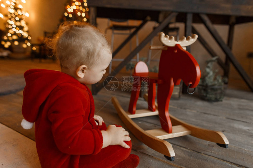 小可爱的孩子穿着圣诞红色毛绒时尚服装图片