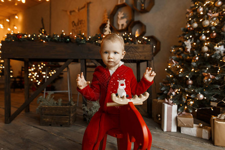漂亮的小宝穿着新年的红色毛绒时尚衣服图片